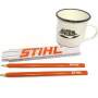 Stihl Geschenk-Set mit Emaille Tasse Heritage, 2 Zimmermannsbleistiften & Zollstock - Fanartikel Bundle von Luxzina