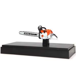 SALE - DEFEKT Stihl Motorsäge Modell MS 500i, 1:10 – Schutzhaube/Vitrinenbox beschädigt